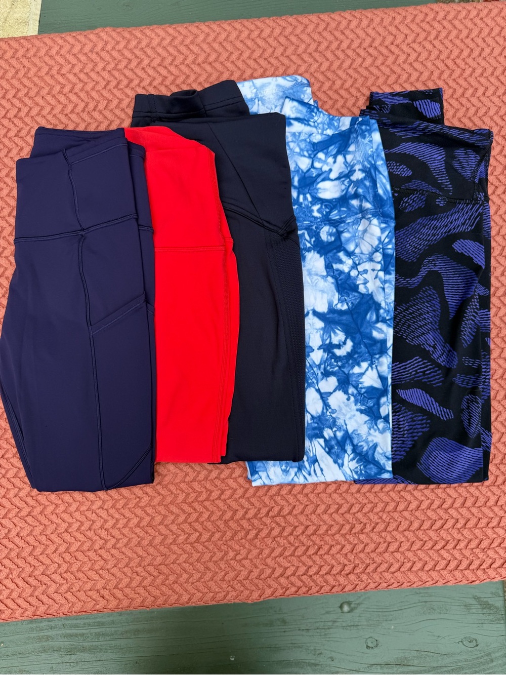 Women’s lot Lululemon 5 leggings/yoga pants mint condition! Size 6